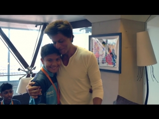 Shahrukh khan with young cancer survivors in mannat