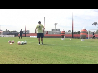 🙌 no campo 3, goleiros fazem treino de situações de jogo com o preparador vitor hugo #mengo ⚽🚫🥅