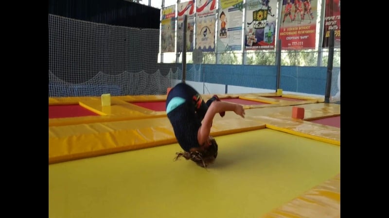 Лиза прыгает в батутном центре "варяг"