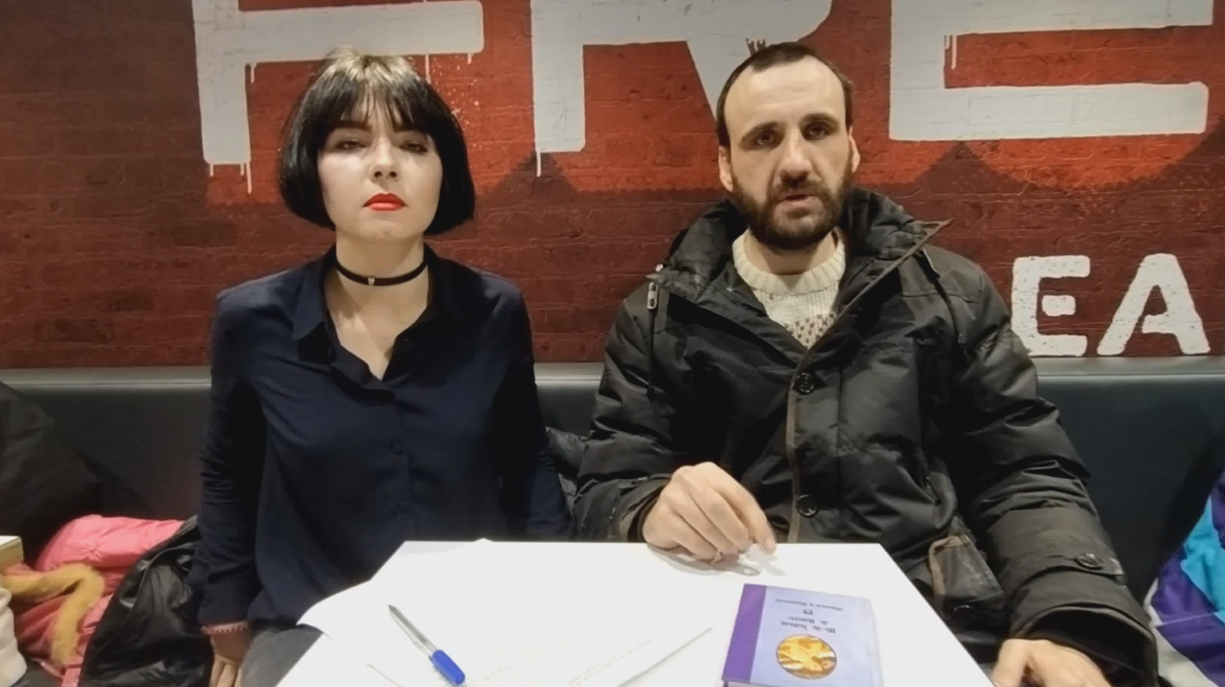 алиса селезнёва голая Алиса селезнева зазеркальская подписывает добровольное согласие на поцелуй  в фильме код сильмариллиона - BEST XXX TUBE