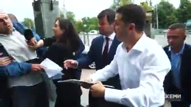 Штовхала і виривала мікрофон мендель накинулася на журналіста, який намагався задати питання зеленському