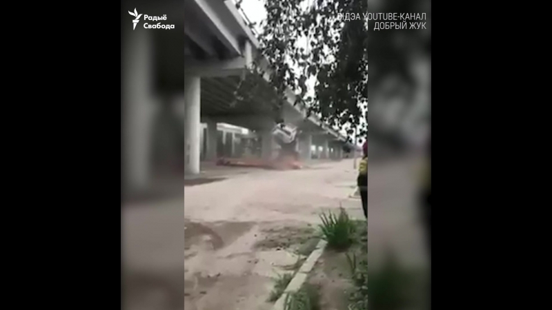 У берасьці з моста ўпаў аўтакран