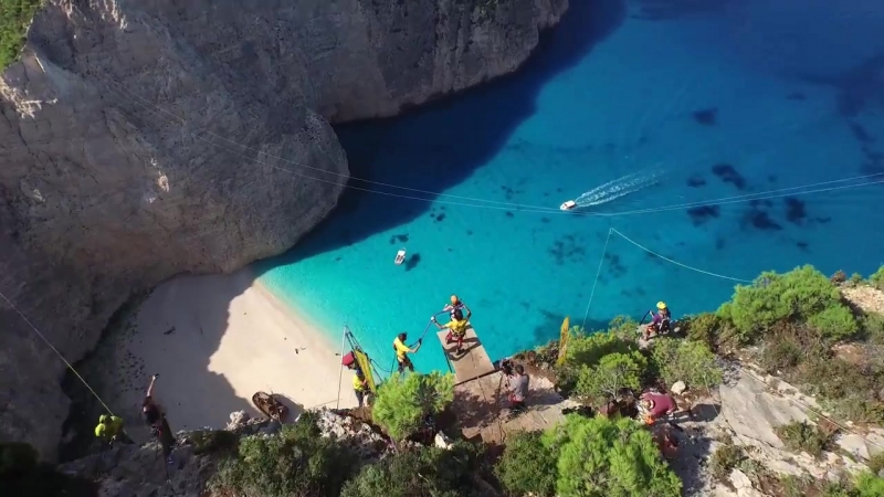 Красивый роуп джампинг в греции