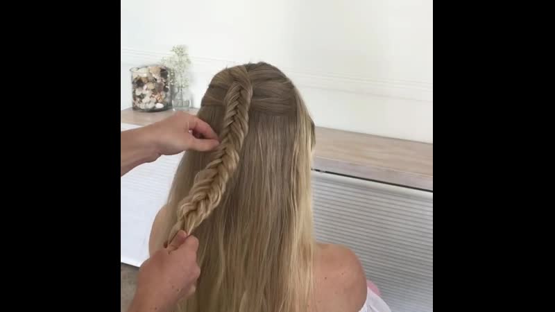 Красивая косичка с лентой и распущенные волосы