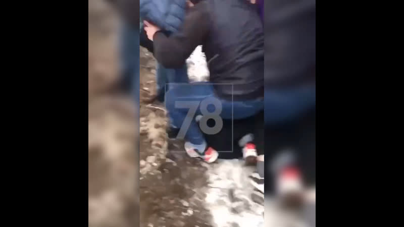 В расчленинграде детишки азербайджанских гастарбайтеров напали на расчленинградца и отобрали шляпу за 12000₽