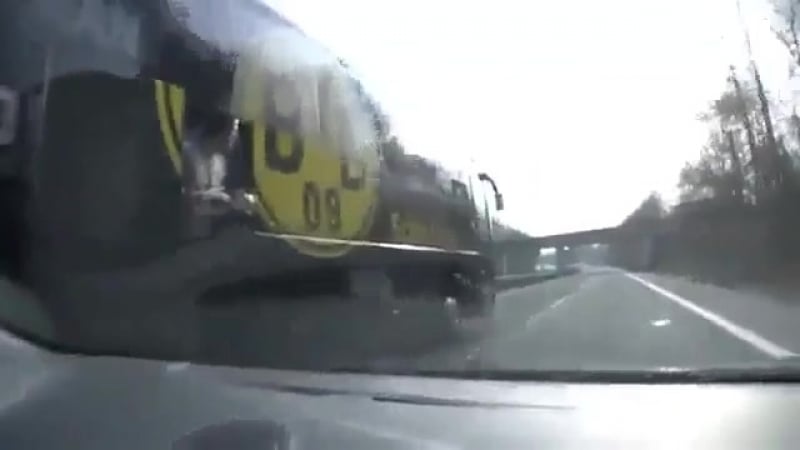 Футболисты дортмундской боруссии развлекаются в автобусе [360p]