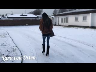 Lara von orten in belgien im schnee in high heels in snow plateau stiefel boots