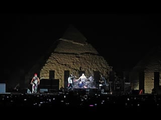Концерт red hot chili peppers на пирамидах египта (giza, egypt, )