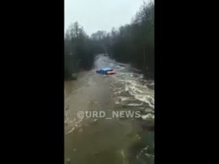 В сибири камаз вахтоу вместе с людьми снесло мощным потоком воды при переезде через разлившийся ручей