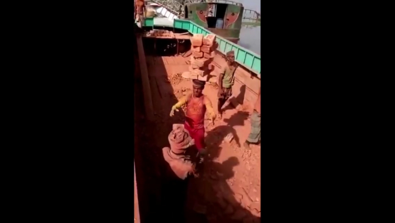 Навалил кирпичей