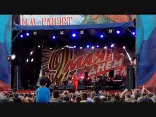 Вика цыганова в луганске "новороссия моя"