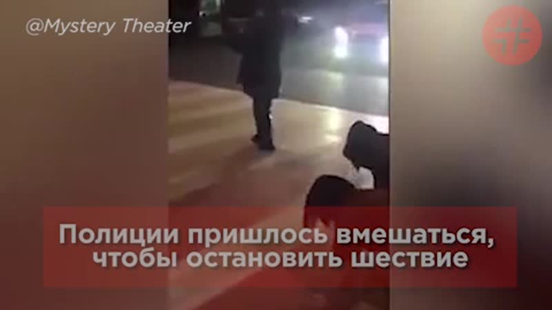 В китае начальник заставил своих подчиненных ползти по улице на коленях за невыполнение плана