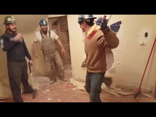 [dailypicksandflicks] construction worker breaks through wall