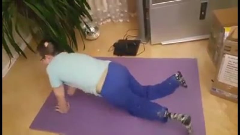 Хлопчик, покалічений російськими бойовиками, приєднався до флешмобу "22 pushup challenge"