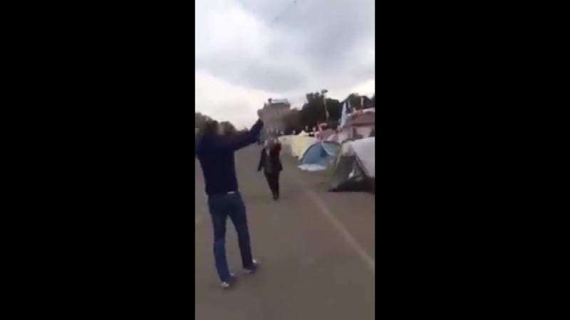 Российские болельщики провоцируют протестующих в палаточном городке у здания правительства молдовы