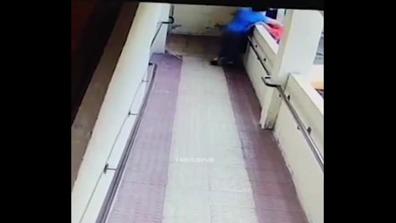 18 летний умственно отсталый молодые, оставленный родителями без всякого присмотра, вытолкал с балкона соседскую девочку