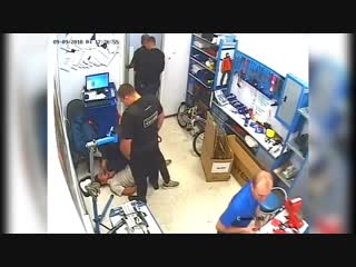 Заткнул рот телефоном