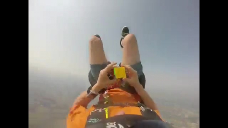 Собрать кубик рубика в свободном падении