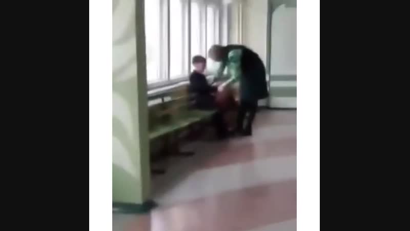 В комсомольске на амуре учительница начальных классов выволокла из кабинета и избила в коридоре девятилетнего школьника, сообщае