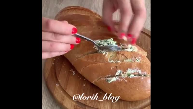 Батон с сыром и чесноком (ингредиенты указаны в описании видео)