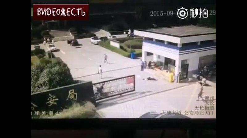 Сбил двоих и добивает © видеожесть