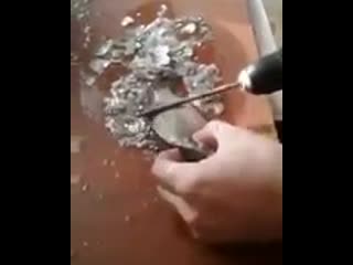 Дрелью чистит рыбу!