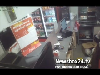 Налетчики в масках, угрожая ножом, ограбили ларек фаст фуда