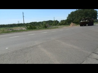 Пєтушня на бтр рухається у напрямку м зугрес, донецька область, 05 06 14