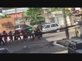 Бразилия грабители пытались покинуть место преступления прикрывшись "живым щитом",все нападавшие впоследствии были уничтоженны