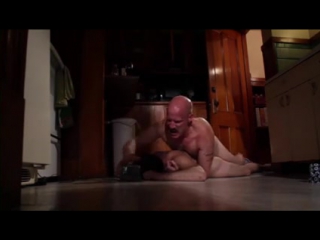 Arrombado no chão pelo papai!