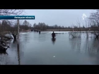 Липецкие трактористы расчищают дороги при помощи металлических штыков