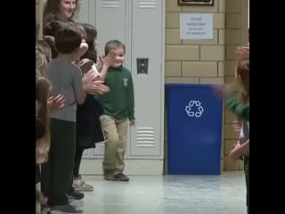 John oliver, 6 anos, sendo ovacionado pelos colegas, amigos, família e professores depois mp4