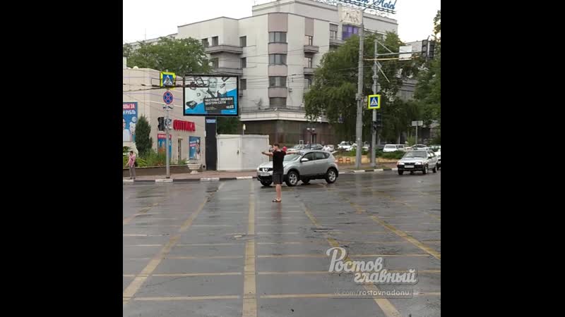 Прохожий регулировал движение на будённовском красноармейской ростов на дону главный
