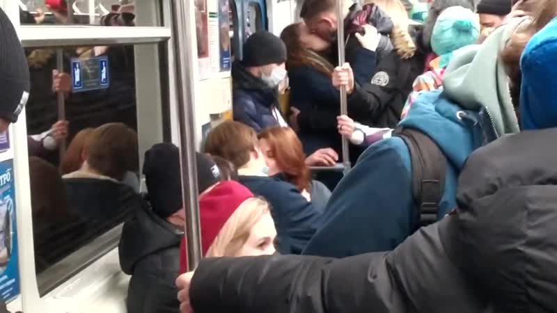 Протест porn video – В екатеринбурге прошёл необычный протест 30 пар одновременно поцеловались в тесном вагоне метро