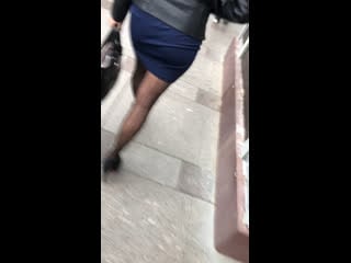 Секретарша в чулках идёт в офис