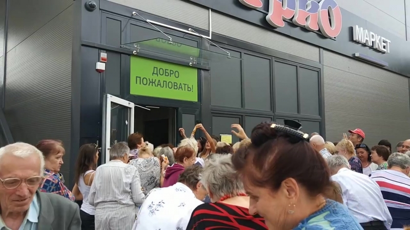 На адкрыцці крамы ў мінску ў людзей кідаліся марозівам