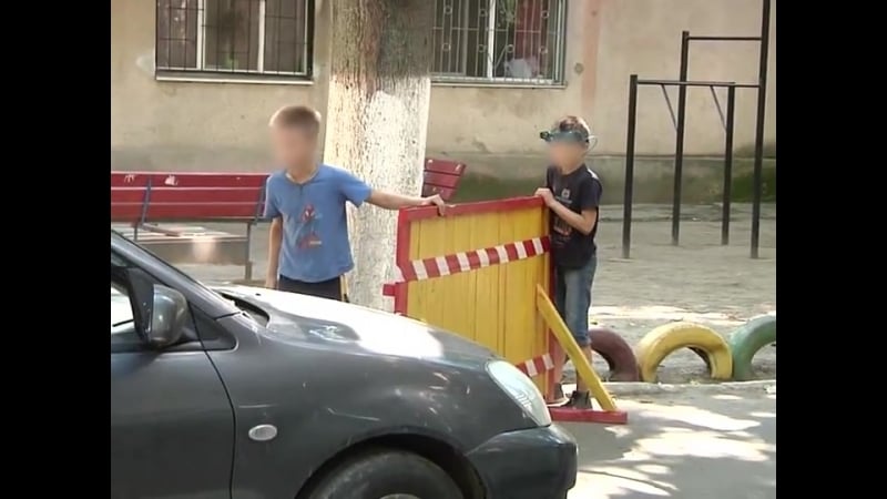 Стартап по одесски молодые перекрыли дорогу во дворе и пропускают водителей только за деньги