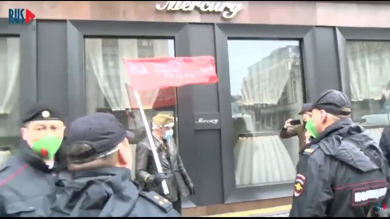 Їб#ла жаба гадюку на росії путінські вертухаї жорстко затримали ватника з червоним прапором