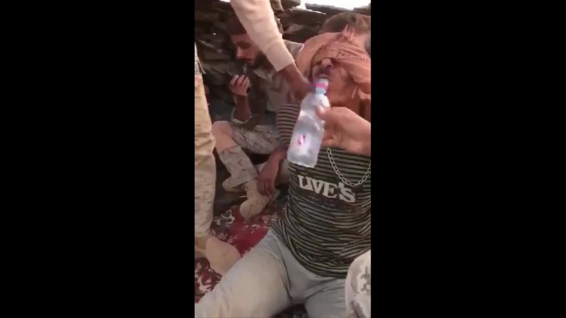 هذا القيادي الحوثي يجهش بالبكــاء معتقدا بانه سيقتل او يعذب من قبــل الجنــود السعوديين ولكـن الحقيقـــة كانت مختلفه هذا م