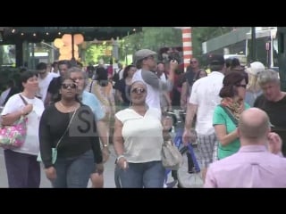 Leonardo dicaprio making a stop to take a picture of a girlfriend toni garn on a bus ad in new york