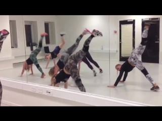 Blonde girl surprises crowd with miley cyrus twerk at booty shaking contest!