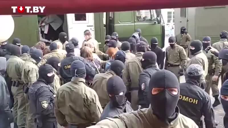 Видеофакт палач караева брутально забросил беларуску в автозак