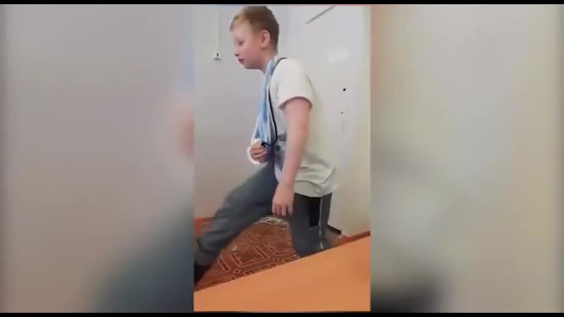 18 летний богдан из арзамаса мочится в карманы курток и портфели одноклассников, спускает штаны на уроках и конечно же матерится