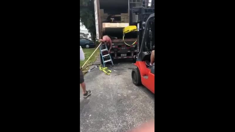 Грузчик, грузчик прёт кладёт и тащит