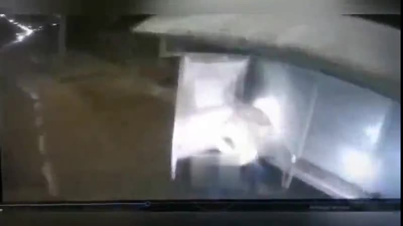 Сегодня парню стоящему на останое крупно повезло, его едва не задавил автобус южно сахалинск
