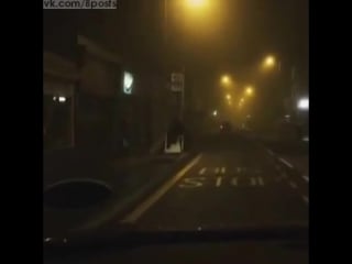 Мужик ночью на останое занимается на велотренажёре / midnight fitness on exercise bike at the roadside in croydon