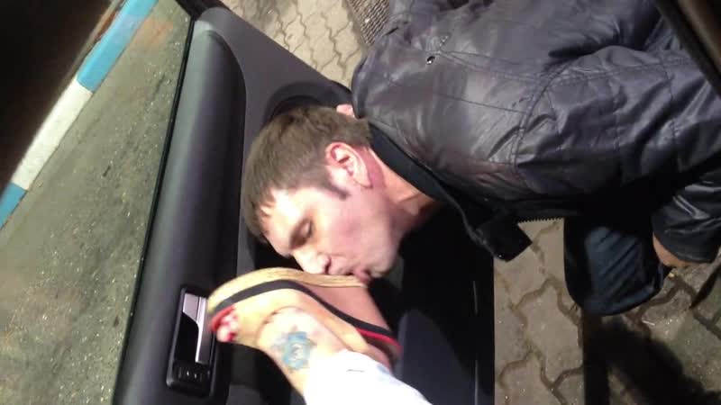 Раб фетишист из орла лижет обувь #футфетиш #фемдом