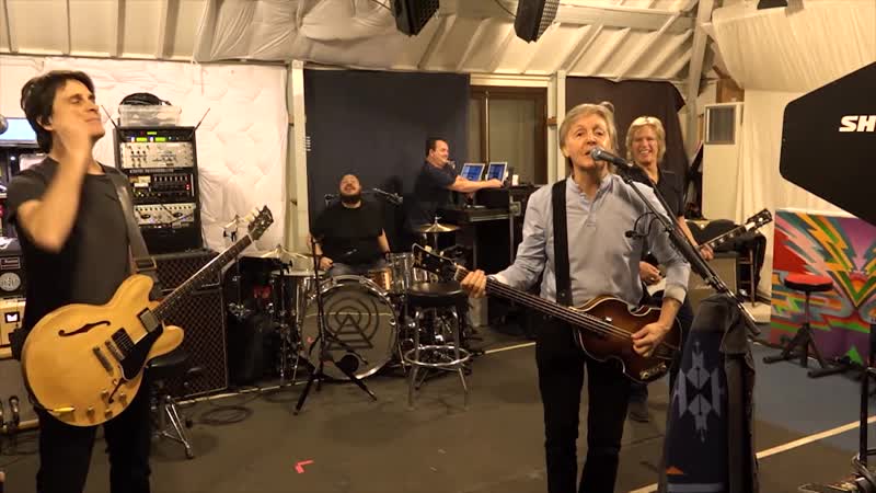 Fofura máxima! um beatle mandando mensagem diretamente pra galera de curitiba