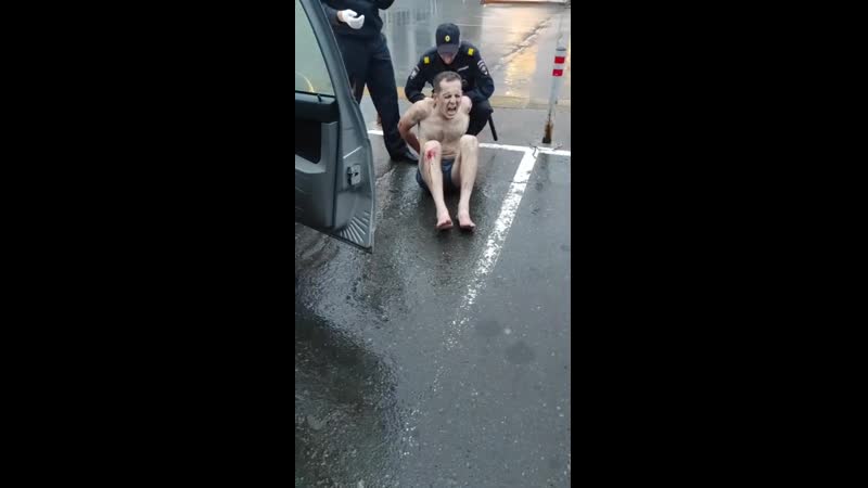 Пермяк бегал у вокзала в одних трусах и кричал