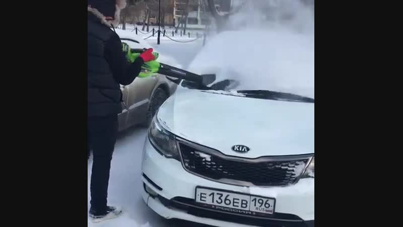 Очистить машину от снега при помощи воздуходува легко!